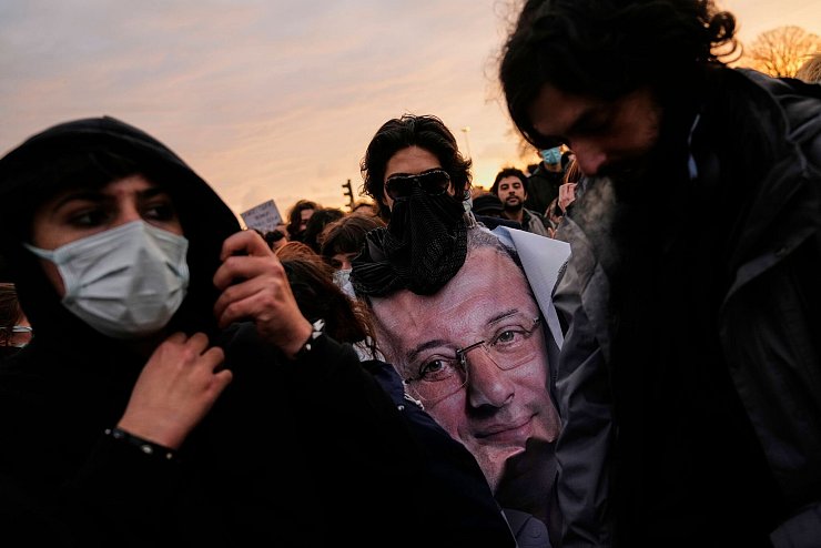 Imamoglu gilt als potenziell aussichtsreichster Herausforderer von Erdogan bei der für 2028 angesetzten Präsidentenwahl. - © Khalil Hamra/AP/dpa