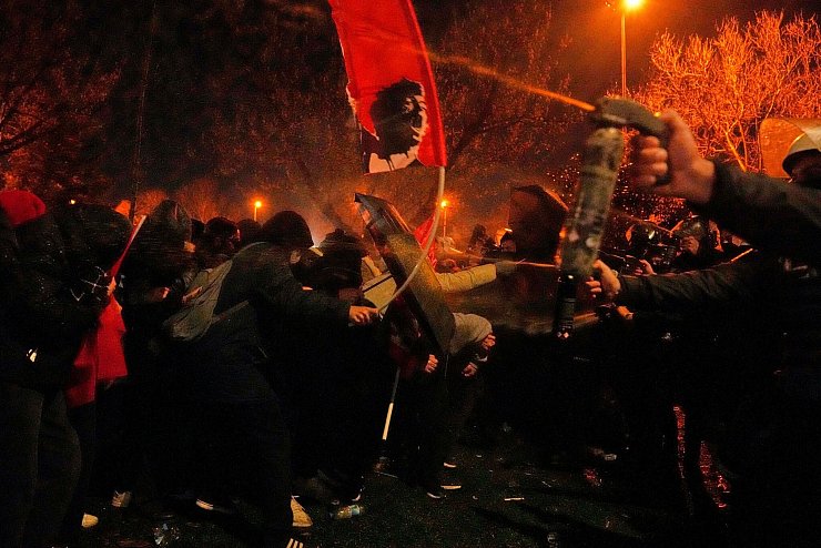Imamoglus Partei spricht von einem Staatsstreich. - © Khalil Hamra/AP/dpa