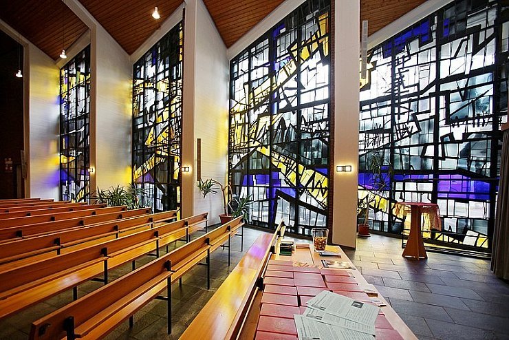 Das Lob Gottes tut der Seele gut: Mit den farbenfrohen Fenstern will Künstler Joachim Klos dieses Psalmwort herausstellen. - © 