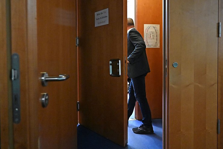 Beratungen hinter verschlossener Tür. - © Elisa Schu/dpa