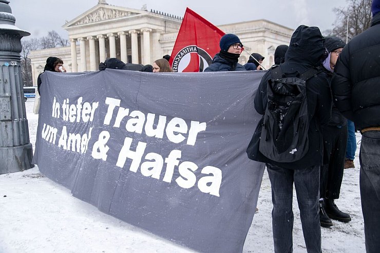 Transparent auf einer Demonstration gegen die Instrumentalisierung des Anschlags. - © Pia Bayer/dpa