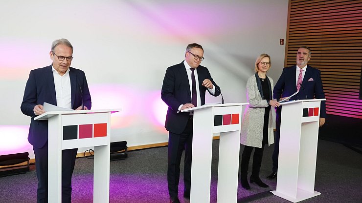 Vertrag für neue Thüringer Regierung vorgelegt. - © Bodo Schackow/dpa