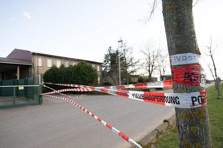 Die Umstände geben Rätsel auf – eine rechtsmedizinische Untersuchung läuft. - © Sebastian Kahnert/dpa