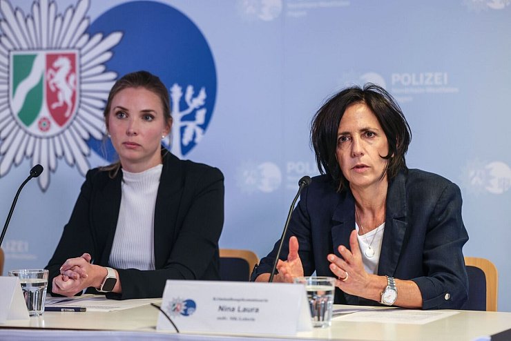 Staatsanwältin Miriam Polk und Nina Laura, die stellvertretende Leiterin der Mordkommission, sprechen auf einer Pressekonferenz. - © Oliver Berg/dpa