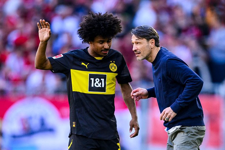 Torschütze in Freiburg: BVB-Offensivspieler Karim Adeyemi im Gespräch mit Coach Niko Kovac. - © Tom Weller/dpa