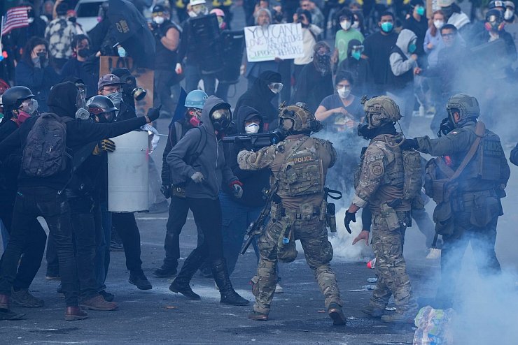 In Portland gibt es seit Längerem Proteste rund um eine ICE-Einrichtung - dabei wurde im Juni auch Tränengas gegen Demonstranten eingesetzt. (Archivbild) - © Jenny Kane/AP/dpa