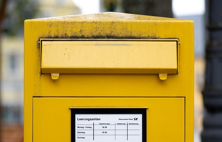 Blick auf einen Briefkasten der Deutschen Post. - © Hendrik Schmidt/dpa