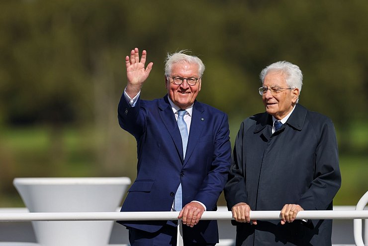 Italiens Präsident Mattarella hat am Samstag gemeinsam mit Frank-Walter Steinmeier eine Fahrt auf dem Rhein unternommen. - © Christoph Reichwein/dpa