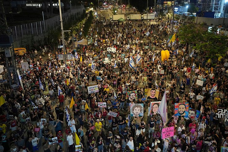 Tausende Menschen fordern in Israel einen Deal zur Freilassung aller Geiseln. - © Ohad Zwigenberg/AP/dpa