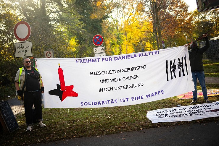 Aktivisten demonstrierten vor dem Gerichtssaal. - © Sina Schuldt/dpa