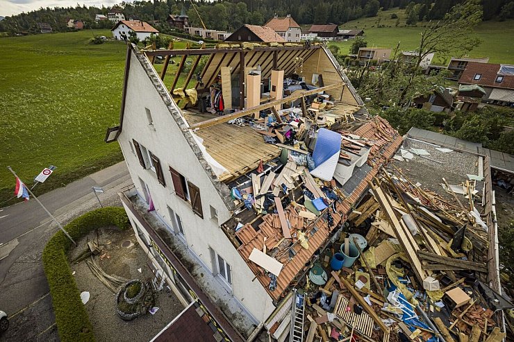 Ein Haus mit abgerissenem Dach, nachdem ein Tornado durch die Stadt La Chaux-de-Fonds in der Schweiz gefegt ist. - © Valentin Flauraud/KEYSTONE/dpa