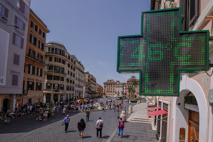 46 Grad in der Innenstadt von Rom Mitte Juli. - © Domenico Stinellis/AP