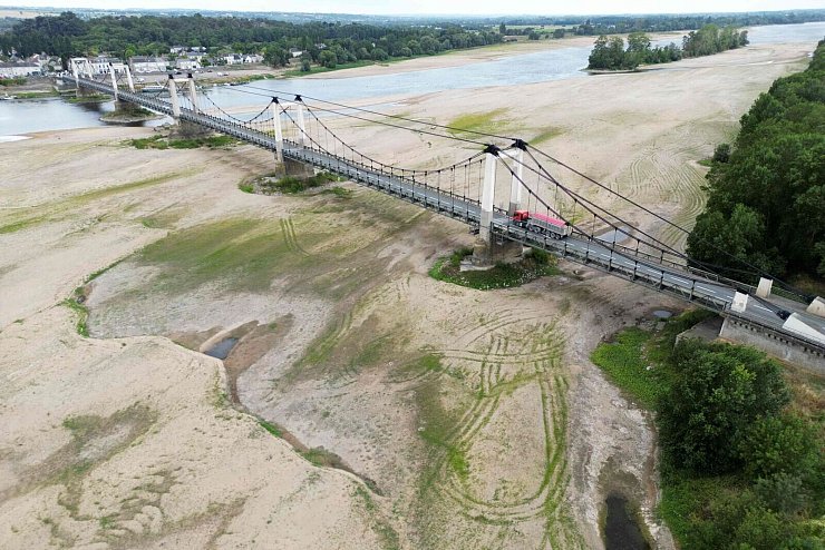 Dieses Luftbild zeigt eine Brücke über das ausgetrocknete Flussbett der Loire in Westfrankreich. - © Damien Meyer/AFP/dpa