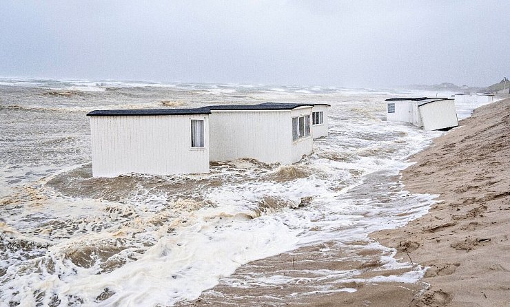 Badehäuser treiben in Dänemark bei einem Sturm in der Nordsee. - © Henning Bagger/Ritzau Scanpix Foto/AP/dpa