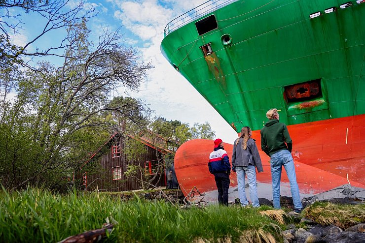 Da steht ein Containerschiff im Garten. - © Jan Langhaug/NTB/dpa