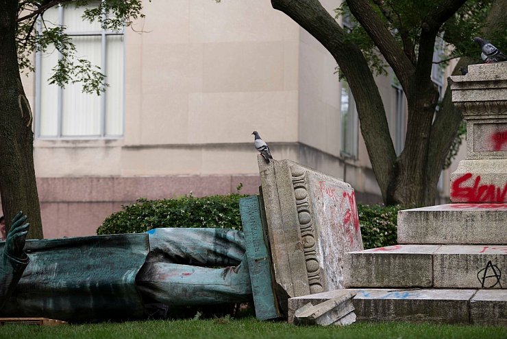 Auch eine Statue des Südstaaten-Generals Albert Pike wurde bei den Protesten beschmiert und vom Sockel gestürzt. (Archivbild) - © Liu Jie/XinHua/dpa