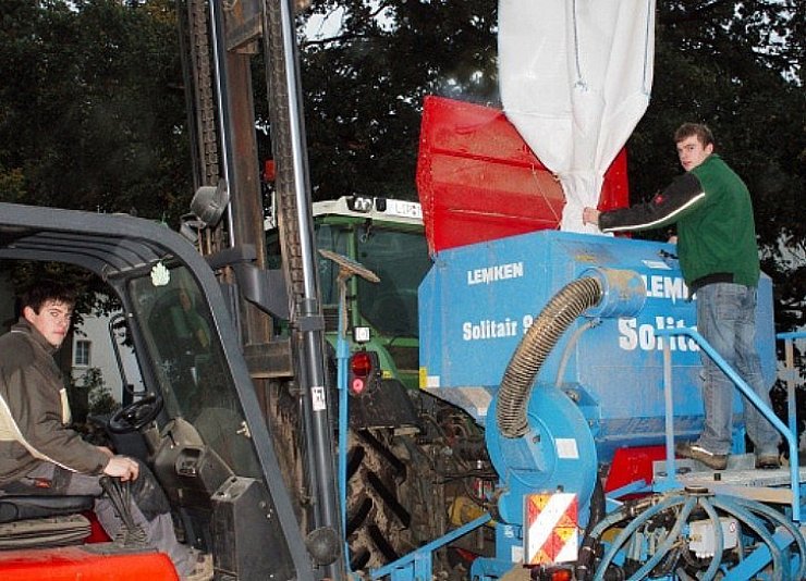 Präzisionsarbeit: Steven Lehmann transportiert mit einem Gabelstapler einen "Bigback", Benedikt Puschmann befüllt die Drillmaschine mit Saatgut.Foto: STORK