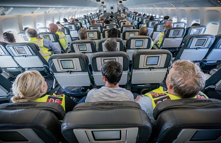 In den Jahren vor der erneuten Machtübernahme der Taliban in Kabul wurden aus Deutschland ausschließlich Männer per Sammelcharter nach Afghanistan abgeschoben, so wie auch auf diesem Flug im Jahr 2019. - © Michael Kappeler/dpa