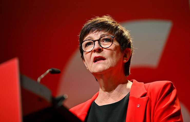 Merz spiele «mit dem rechtspopulistischen Feuer», meint die SPD-Vorsitzende Saskia Esken. (Archivbild) - © Jan-Philipp Strobel/dpa