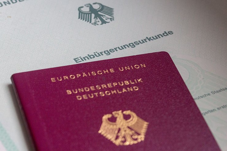 Seit einer Gesetzesreform vom Juni müssen Menschen, die Deutsche werden, ihre bisherige Staatsangehörigkeit dafür nicht mehr aufgeben. (Symbolfoto) - © Fernando Gutierrez-Juarez/dpa