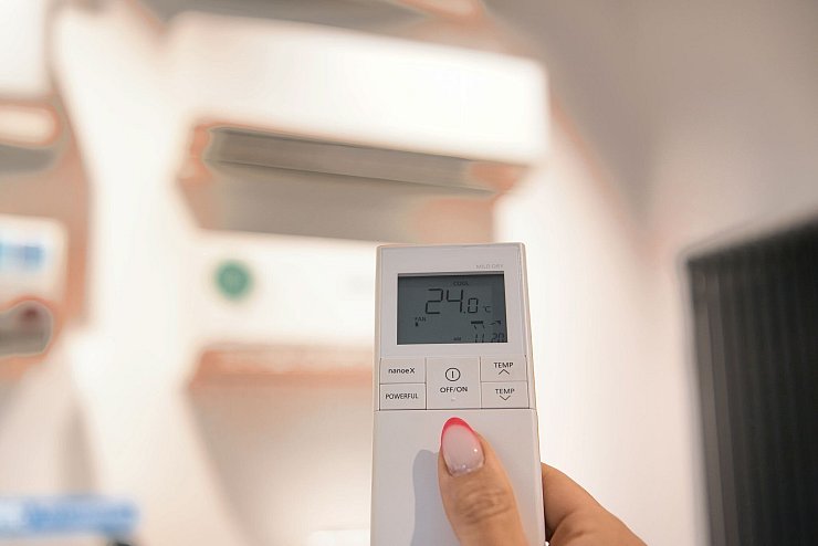 24 Grad: Mithilfe einer Fernbedienung wird die Temperatur einer Klimaanlage im Showroom einer Berliner Firma reguliert. - © Paul Zinken/dpa