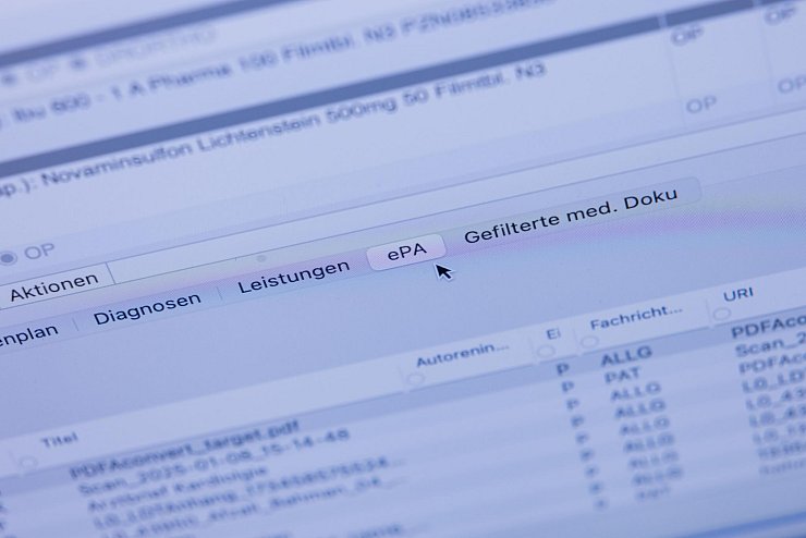 Patienten können ihre E-Akte in Praxen befüllen lassen, auch ohne selbst hineinzuschauen. (Archivbild) - © Rolf Vennenbernd/dpa-Pool/dpa