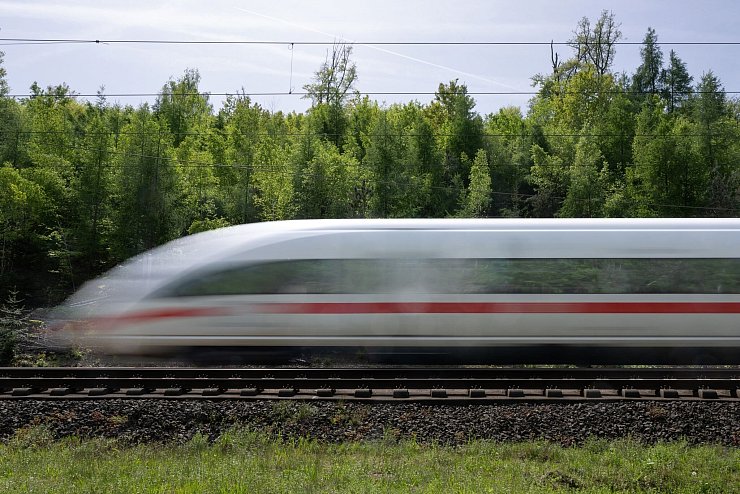 Ausbleibende Mittel des Bundes bei den Trassenpreisen könnten auch Auswirkungen auf das Angebot im Fernverkehr haben sagt der Bahnchef. (Archivbild) - © Boris Roessler/dpa