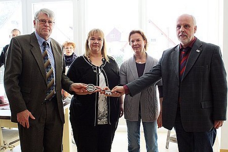 Großer Schlüssel, großes Projekt: Herbert Dahle, Petra Meersschaert, Hausleiterin Ina Weis und DRK-Kreisgeschäftsführer Jürgen Puhlmann (von links) bei der Übergabe. - © Foto: Beckschäfer