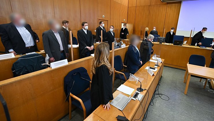 Verhandlung gegen eine Gruppe von Maple-Bankern 2021: Vier frühere Maple-Banker sollen laut BGH nun insgesamt mehr als 20 Millionen Euro aus Taterträgen zurückzahlen (Archivbild). - © Arne Dedert/dpa/POOL/dpa