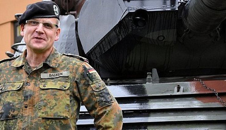 Dirk Backen steht in Augustdorf in der Generalfeldmarschal-Rommel-Kaserne vor einem ausgestellten Panzer. - © FOTO: DPA