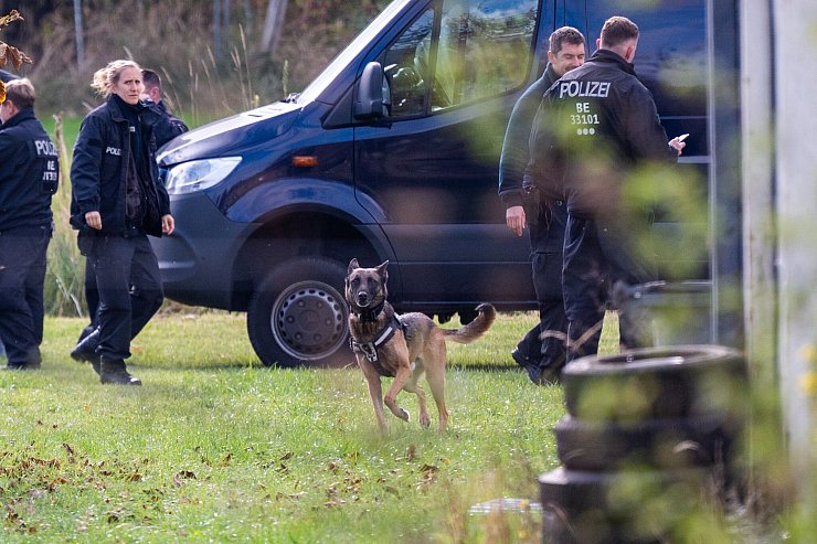 Leichenspürhund haben das Grundstück durchsucht. - © Christophe Gateau/dpa
