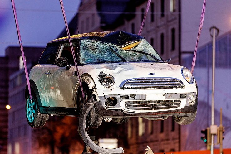 Mit diesem Auto fuhr der Täter von hinten in den Demonstrationszug. Eine Mutter und ihr Kind starben inzwischen an den Folgen ihrer schweren Verletzungen. - © Matthias Balk/dpa