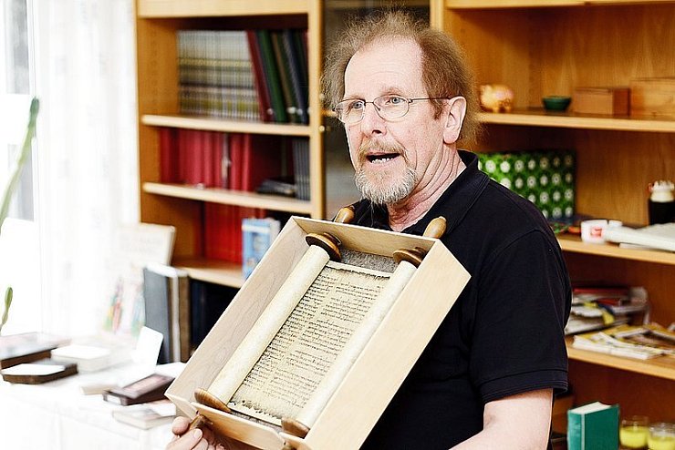 Die Nachbildung einer Jesaja-Schriftrolle zeigt Siegfried Franzen hier. - © Foto: Gocke