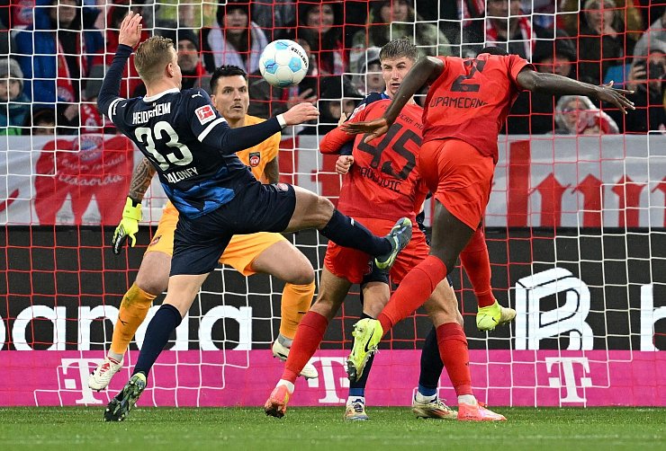 Dayot Upamecano (r) köpft das 1:0 für den FC Bayern. - © Sven Hoppe/dpa