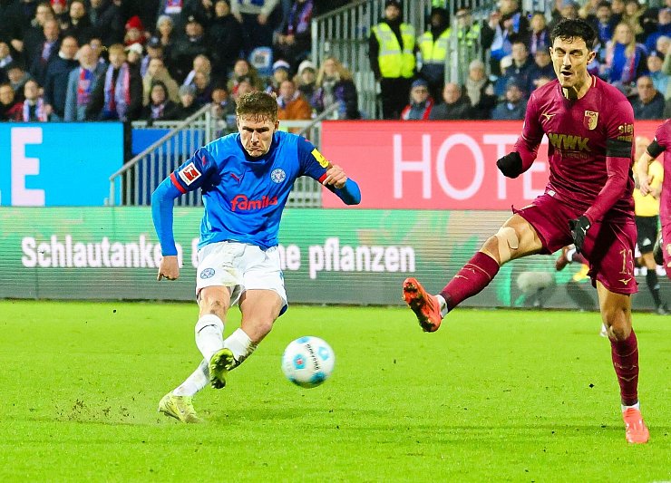 Kiels Phil Harres (l) trifft zum 3:1. - © Frank Molter/dpa