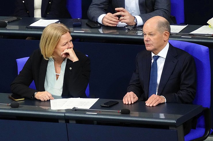 Kanzler Scholz und Innenministerin Faeser wollen illegale Einreisen erschweren. (Archivbild) - © Kay Nietfeld/dpa