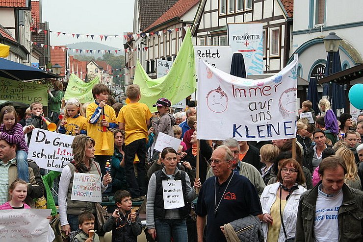 Der Protest nach dem Beschluss zur Schließung der Grundschule Istrup gipfelte im vergangenen Jahr in einer Demo auf dem Blomberger Marktplatz. - © Archivfoto: Schwarzer