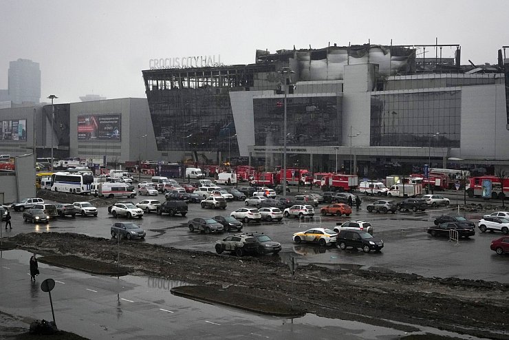 Das abgebrannte Veranstaltungszentrum Crocus City Hall nach einem Anschlag am westlichen Rand von Moskau. - © Alexander Zemlianichenko/AP/dpa