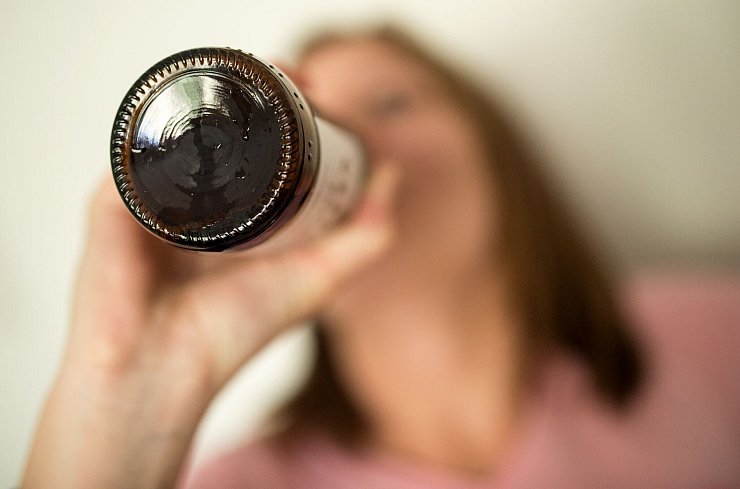 Ein Bier oder ein Wein zum Feierabend - oder auch zwei, drei: Frauen trinken zunehmend wie Männer. Zum Teil mit den gleichen, aber auch mit spezifischen Risiken für die körperliche und seelische Gesundheit. - © Alexander Heinl/dpa/dpa-tmn
