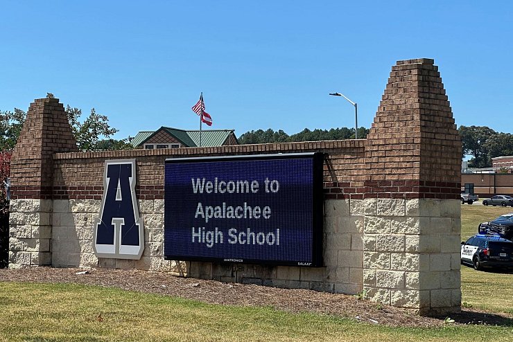 In den USA kommt es immer wieder zu tödlichen Angriffen mit Schusswaffen. - © Jeff Amy/AP
