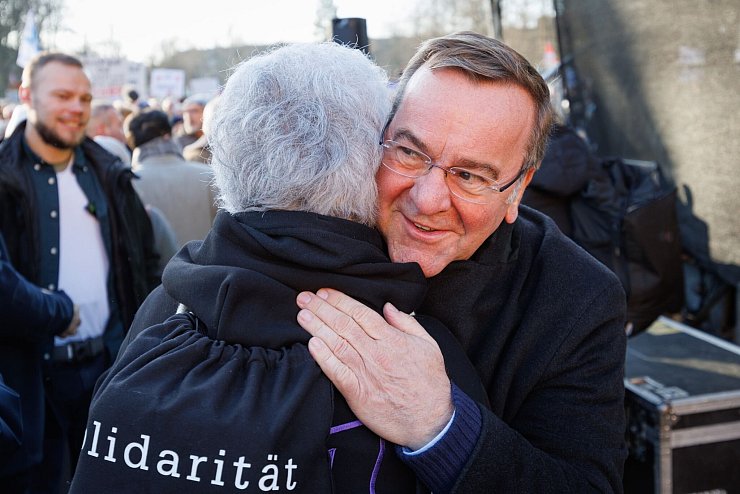 Verteidigungsminister Boris Pistorius sagte in Osnabrück: «Heute wissen wir es besser, Geschichte darf sich nicht wiederholen.» - © Friso Gentsch/dpa