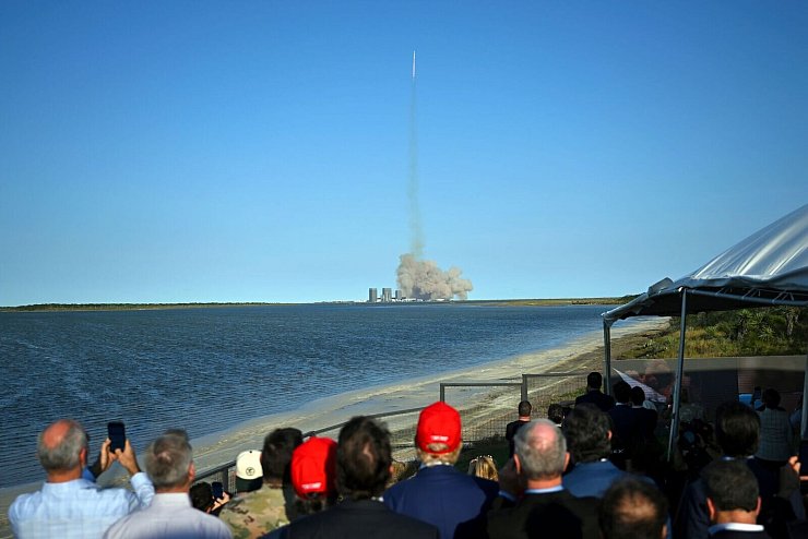 Auch der designierte US-Präsident Donald Trump beobachtet den Start des sechsten Testflugs der SpaceX Starship-Rakete in Brownsville, Texas. - © Brandon Bell/Getty Images North America Pool via AP/dpa