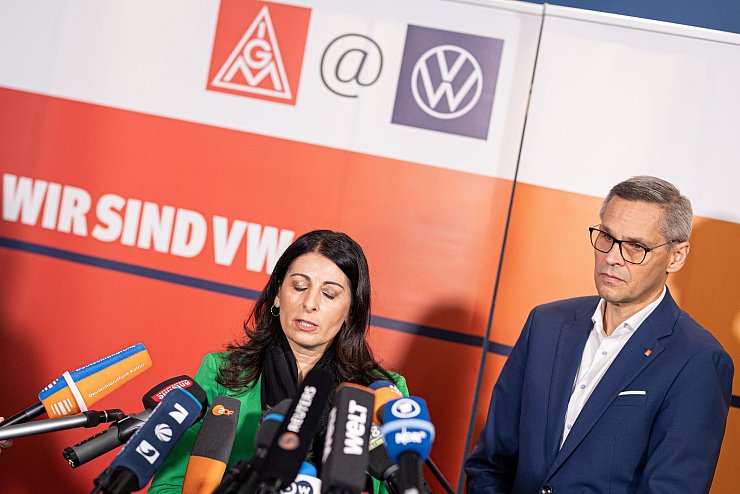 IG-Metall-Bezirksleiter Thorsten Gröger und Betriebsratschefin Daniela Cavallo stellen in der Tarifrunde klare Bedingungen. - © Moritz Frankenberg/dpa