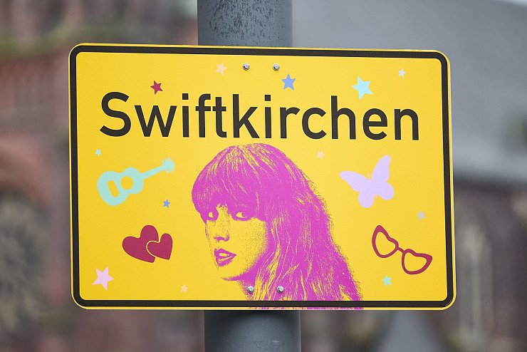 Die Stadt Gelsenkirchen wird im Juli Schauplatz für die «Eras Tour» von Superstar Taylor Swift - und gibt zu Ehren der Musikerin einen neuen «Swiftkirchen». - © Bernd Thissen/dpa