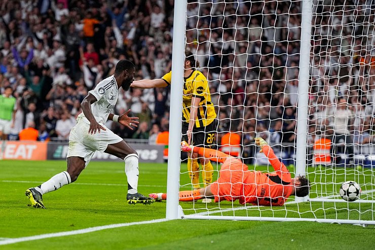 Der Anschlusstreffer von Antonio Rüdiger erweckte Real Madrid im Duell mit dem BVB zu neuem Leben. - © Manu Fernandez/AP