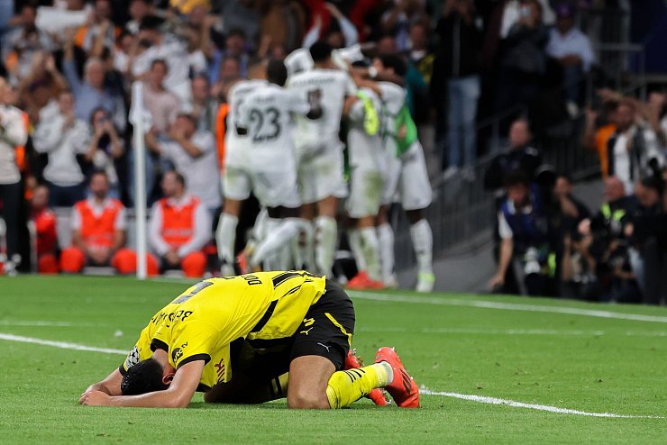 Frust über das 2:5 in Madrid: BVB-Abwehrspieler Rami Bensebaini. - © David Canales/dpa