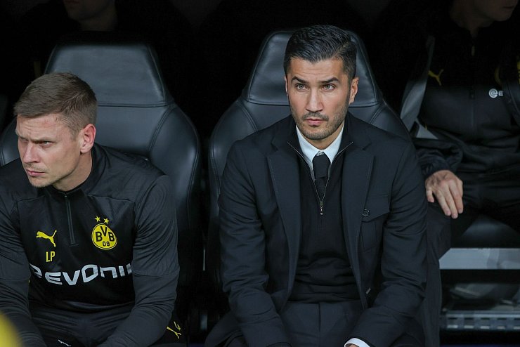 Betretene Gesichter auf der BVB-Bank: Trainer Nuri Sahin ist bedient. - © David Canales/dpa