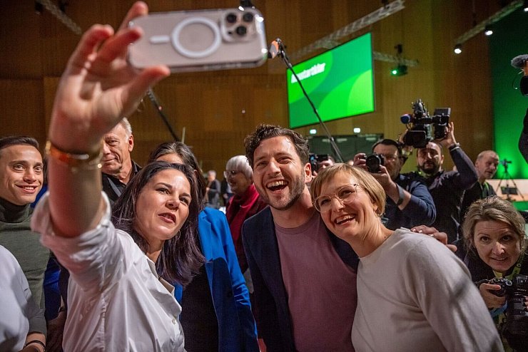 Die beiden neuen Grünen-Chefs und Außenministerin Baerbock beim Selfie. - © Michael Kappeler/dpa