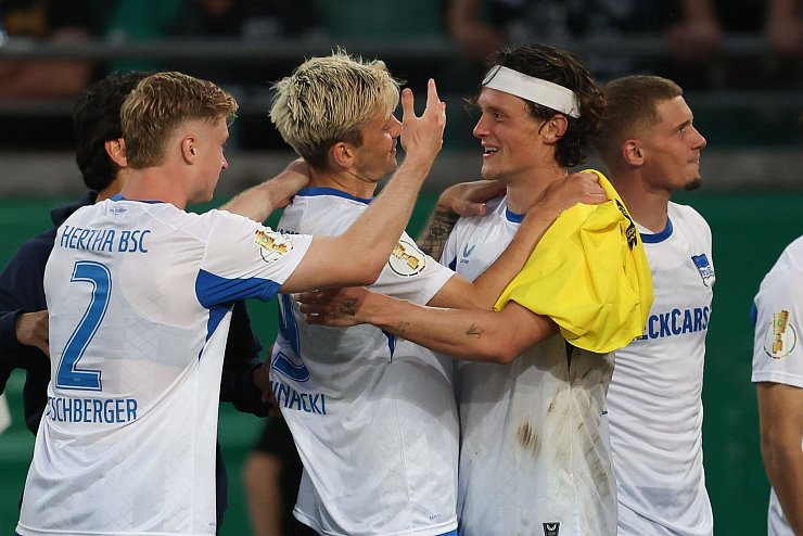 Beim Pokal-Spiel in Münster jubelten die Berliner. - © Friso Gentsch/dpa