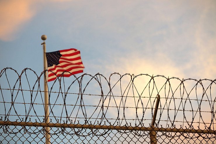 Es gibt zwar bereits seit Jahrzehnten eine kaum bekannte Einrichtung in Guantánamo Bay auf Kuba, in der Migranten festgehalten werden, die zum Beispiel versuchen, ohne Einreiseerlaubnis auf dem Seeweg in die USA zu kommen. Laut US-Medien war dort in vergangenen Jahren aber nur eine verschwindend geringe Zahl von Menschen untergebracht. - © Maren Hennemuth/dpa